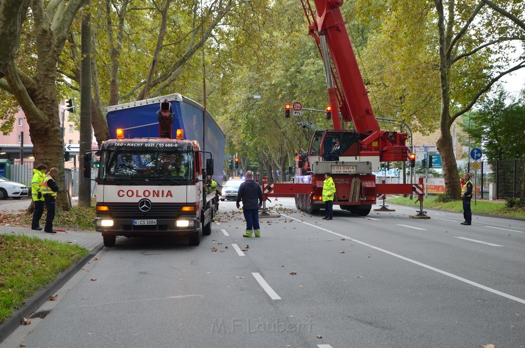 LKW verliert Auflieger Koeln Boltensternstr Pasteurstr P1972.JPG